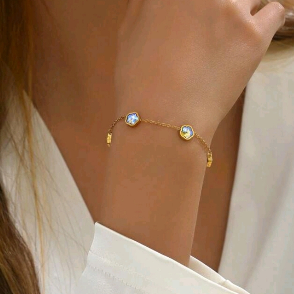 Elegant Gold And Irredecent Clover  Bracelet